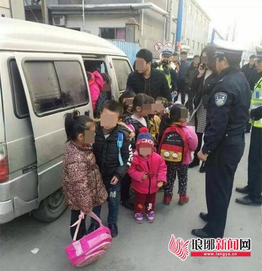7座小面包塞11個(gè)幼兒 臨沂交警蹲守查獲“黑校車”