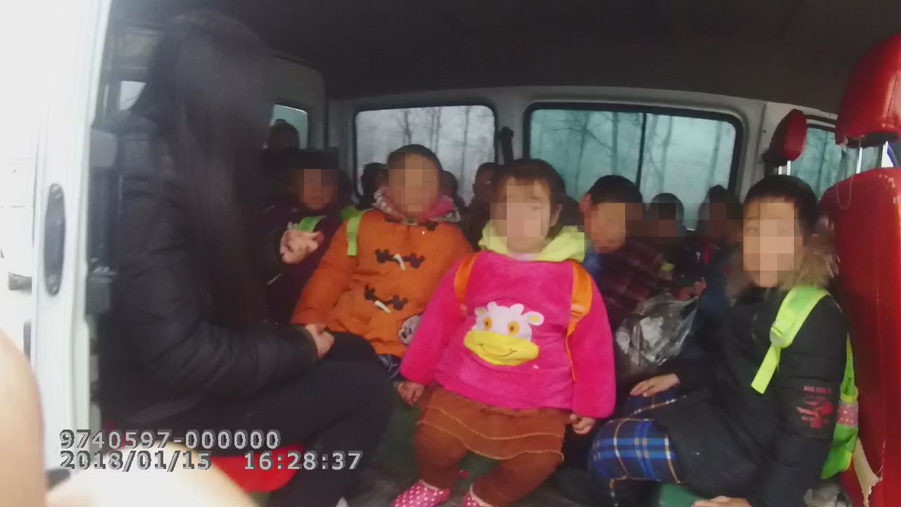 信陽一“黑校車”超載22名幼兒司機(jī)及園長被刑拘