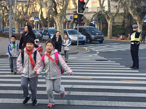 開學日上海數千警力護校保障交通，嚴查黑校車及校車超速超員