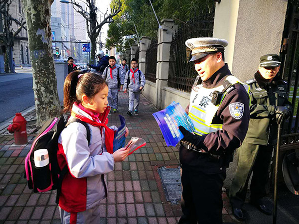 開學日上海數千警力護校保障交通，嚴查黑校車及校車超速超員