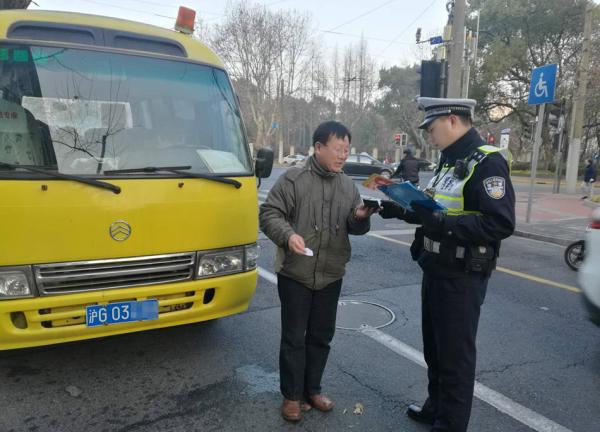 開學日上海數千警力護校保障交通，嚴查黑校車及校車超速超員