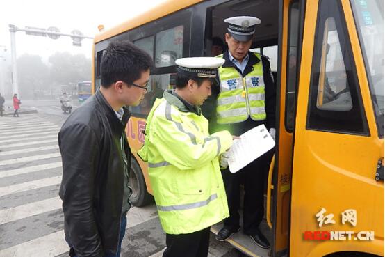 湖南省株洲石峰交警聯(lián)合區(qū)教育局開展校車安全整治行動(dòng)
