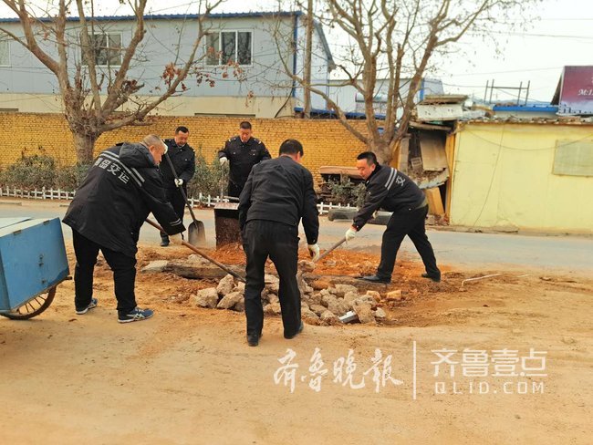 校門(mén)口路面坑洼不平，青島校車(chē)司機(jī)自發(fā)修路