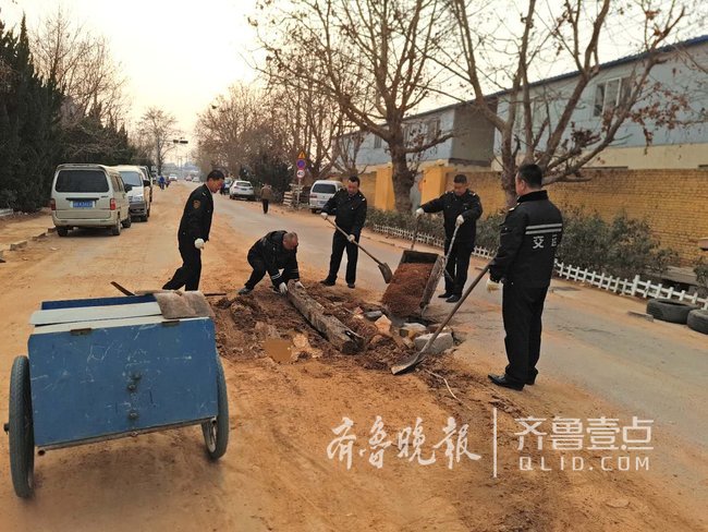 校門(mén)口路面坑洼不平，青島校車(chē)司機(jī)自發(fā)修路