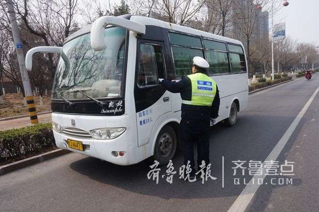 沒有校車標牌卻從事校車服務 肥城交警查獲黑校車