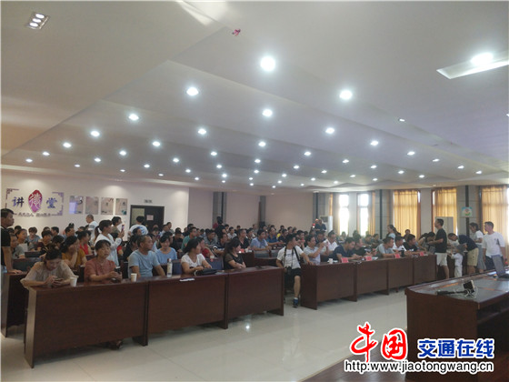 江西德興:交警組織開展校車駕駛?cè)撕碗S車照管人員安全培訓(xùn)活動(dòng)