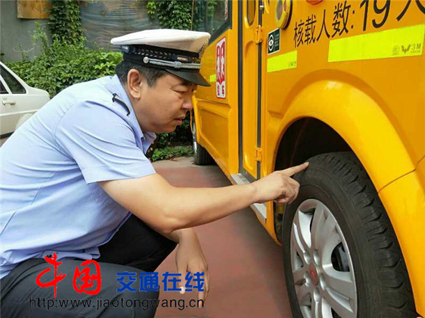 山西霍州：公安交警深入轄區(qū)小學(xué)、幼兒園檢查學(xué)校校車(chē)暑期安全管理情況
