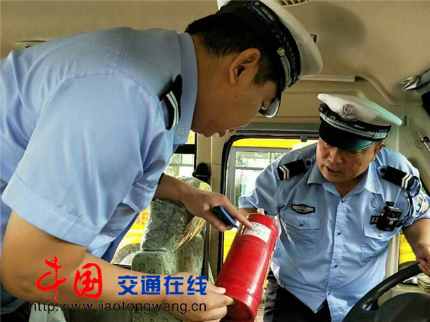 山西霍州：公安交警深入轄區(qū)小學(xué)、幼兒園檢查學(xué)校校車(chē)暑期安全管理情況