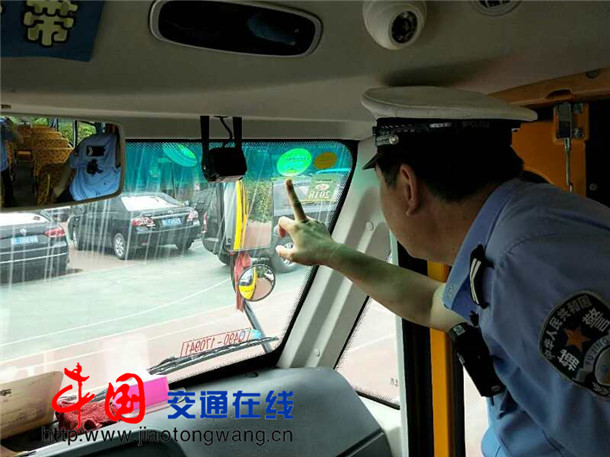 山西霍州：公安交警深入轄區(qū)小學(xué)、幼兒園檢查學(xué)校校車(chē)暑期安全管理情況