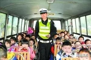 河北大名交警對“校車管理”開新路！