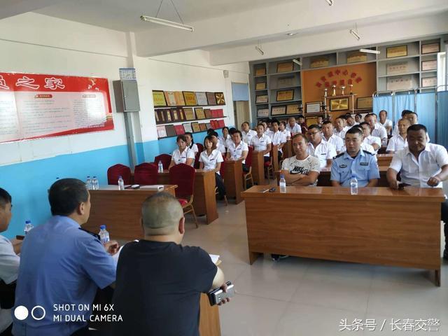 新學(xué)期開(kāi)學(xué)季丨長(zhǎng)春交警為校車(chē)駕駛員和學(xué)生家長(zhǎng)送去“交通安全禮”