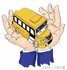 新學(xué)期開(kāi)學(xué)季丨長(zhǎng)春交警為校車(chē)駕駛員和學(xué)生家長(zhǎng)送去“交通安全禮”