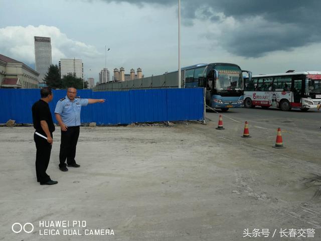 新學(xué)期開(kāi)學(xué)季丨長(zhǎng)春交警為校車(chē)駕駛員和學(xué)生家長(zhǎng)送去“交通安全禮”