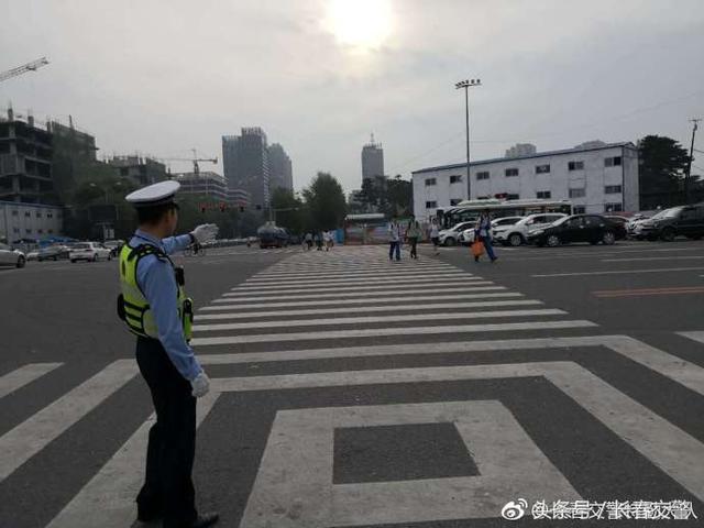 新學(xué)期開(kāi)學(xué)季丨長(zhǎng)春交警為校車(chē)駕駛員和學(xué)生家長(zhǎng)送去“交通安全禮”