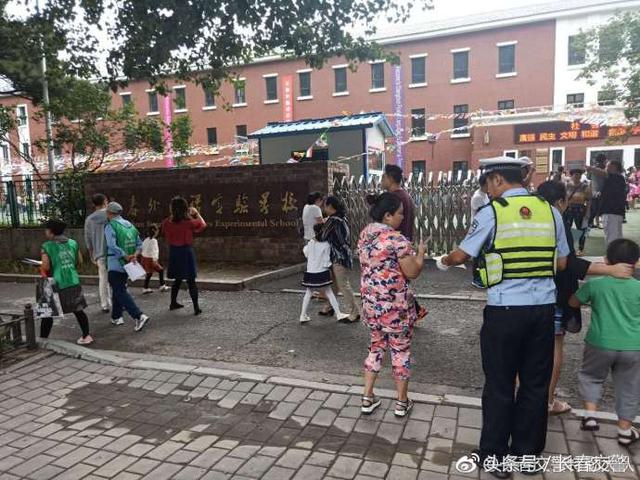 新學(xué)期開(kāi)學(xué)季丨長(zhǎng)春交警為校車(chē)駕駛員和學(xué)生家長(zhǎng)送去“交通安全禮”