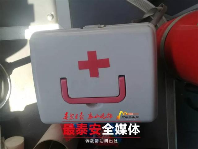 空藥箱、無(wú)三角架和校車(chē)標(biāo)牌的“大鼻子”不合格！家有“母老虎”的司機(jī)基本告別開(kāi)校車(chē)