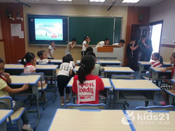 浙江：湖州長興鼎甲橋小學開展校車安全培訓實操演練活動