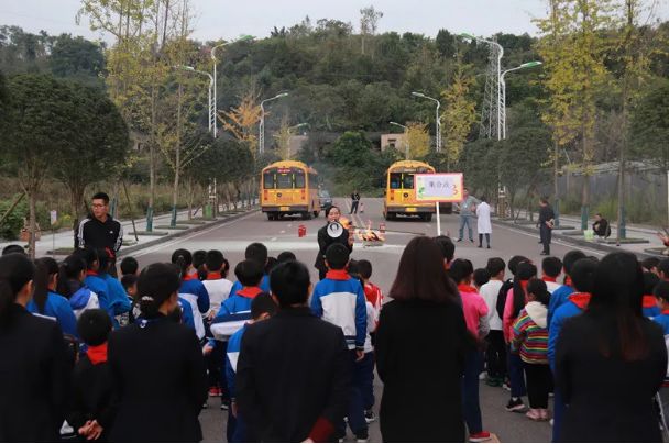 校車“起火”！內江這所學校的孩子們都沒慌亂...