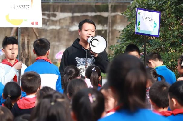 校車“起火”！內江這所學校的孩子們都沒慌亂...