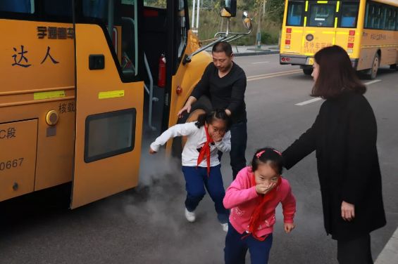 校車“起火”！內江這所學校的孩子們都沒慌亂...