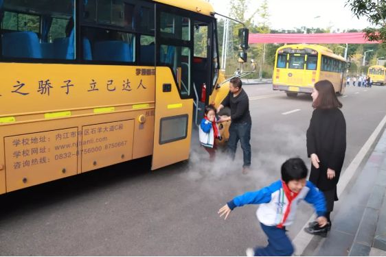 校車“起火”！內江這所學校的孩子們都沒慌亂...