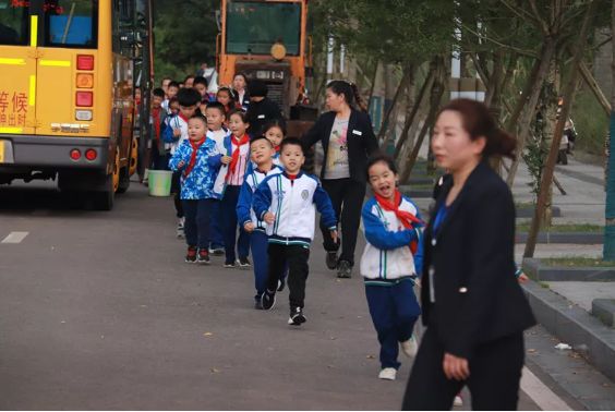 校車“起火”！內江這所學校的孩子們都沒慌亂...