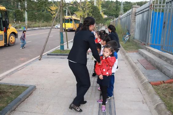 校車“起火”！內江這所學校的孩子們都沒慌亂...