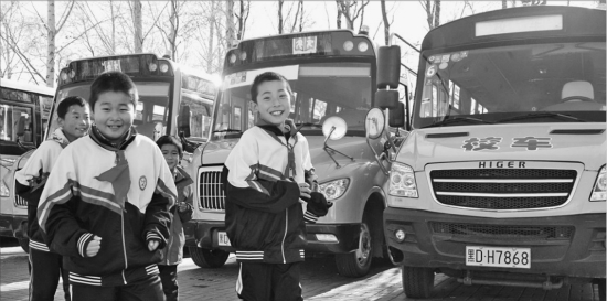 湯原縣：村娃坐校車(chē)安全又快捷