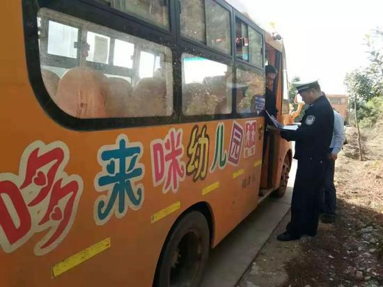 為保障學生乘車安全 衡東交警開展校車大排查行動