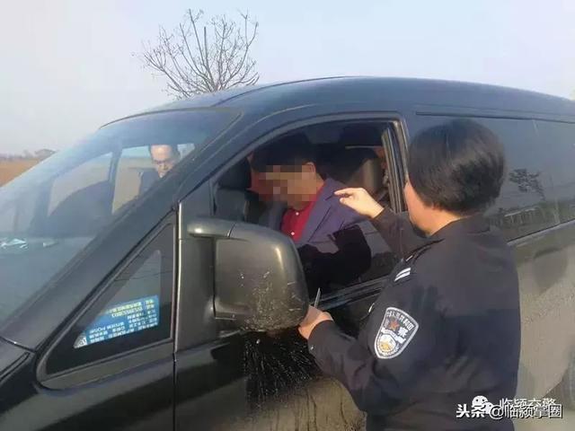 臨潁縣交警大隊(duì)查獲一起“黑校車” 非法接送學(xué)生嚴(yán)重超員案件