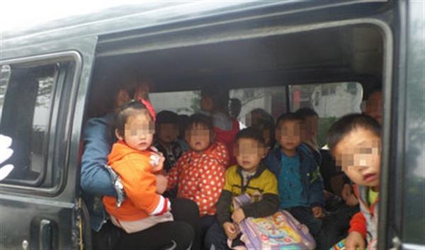 南陽:超員“黑校車” 司機受重罰