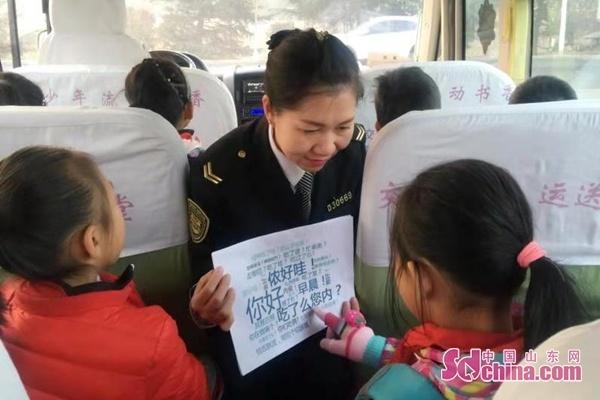 “世界問候日” “問候”之風吹進校車