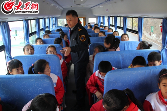 日照一學校安全演練 校車“起火”3分鐘撤離