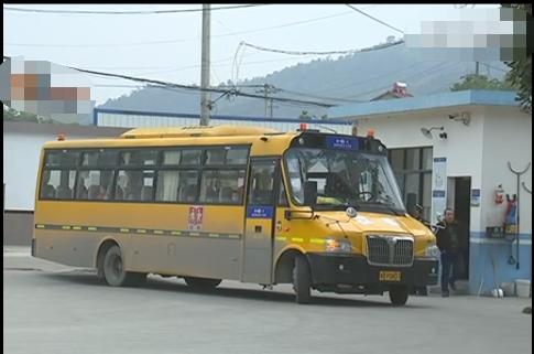 孩子校車上被打耳光，父親找到學校要說法，校長：老師心情不好