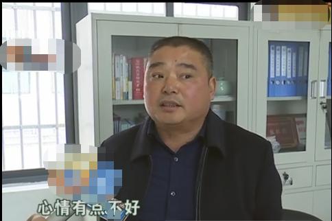 孩子校車上被打耳光，父親找到學校要說法，校長：老師心情不好