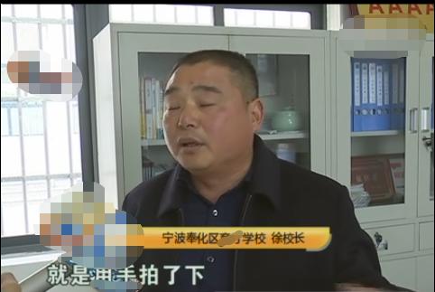 孩子校車上被打耳光，父親找到學校要說法，校長：老師心情不好