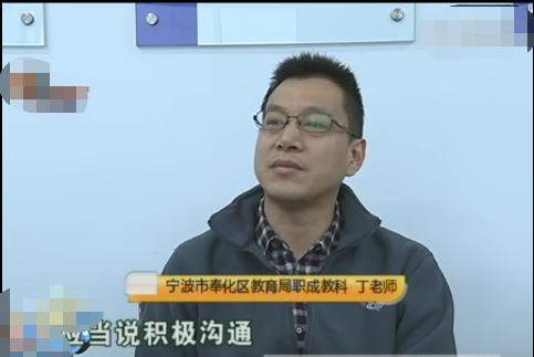 孩子校車上被打耳光，父親找到學校要說法，校長：老師心情不好