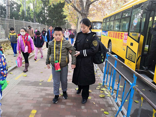 贊！學生腳骨折，熱心校車照管員每天攙他上下學