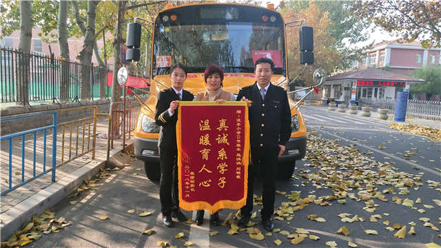 贊！學生腳骨折，熱心校車照管員每天攙他上下學