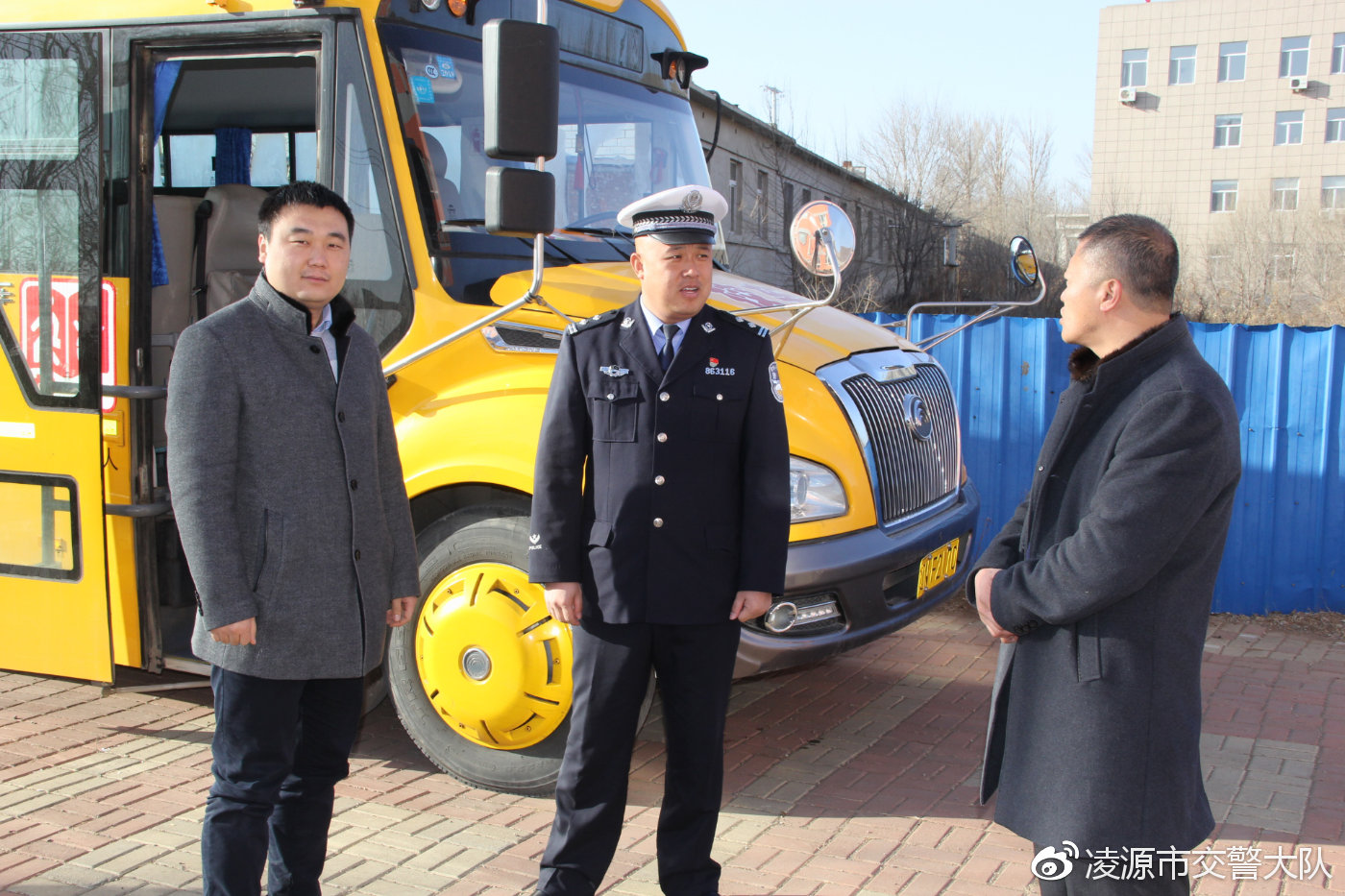 檢查人員對被檢校車進行安全分析