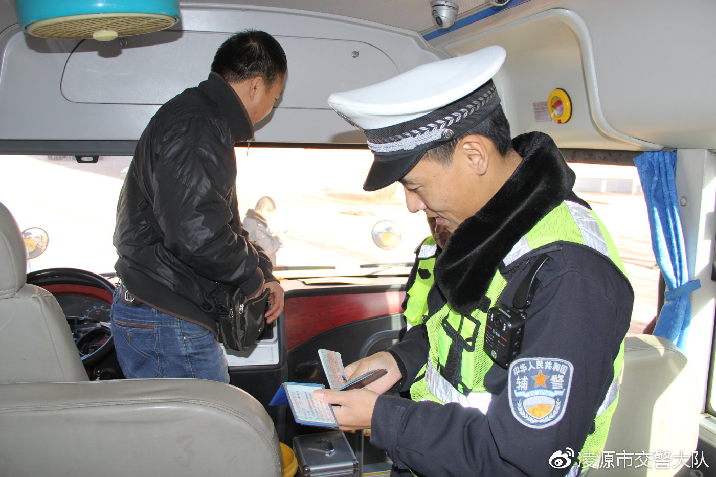 轄區(qū)中隊警輔人員檢查駕駛?cè)速Y質(zhì)