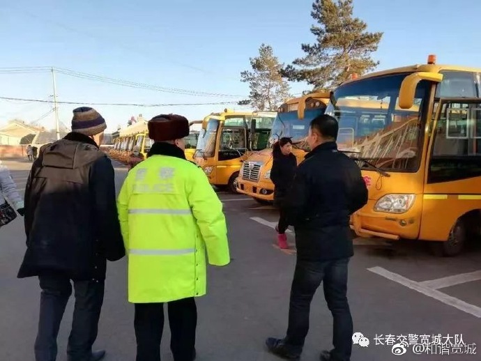 寬城交警聯合教育局對農村校車進行安全隱患排查，確保中小學生交通安全