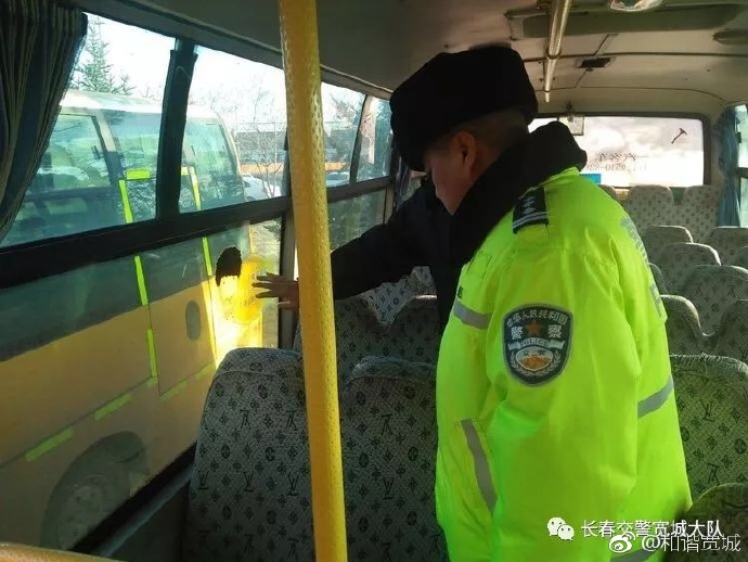 寬城交警聯合教育局對農村校車進行安全隱患排查，確保中小學生交通安全