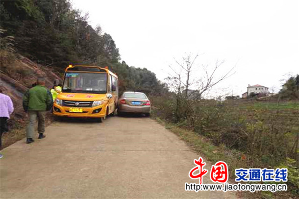 湖南湘鄉一女司機不禮讓校車發生刮擦 被扣分+罰款