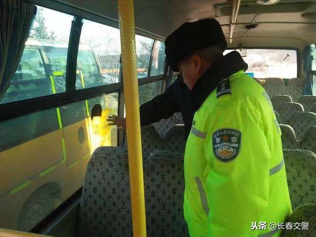 長春交警聯合教育局對農村校車進行安全隱患排查 確保中小學生交通安全