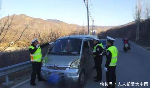 泰安交警發現11個小朋友擠一輛黑校車里