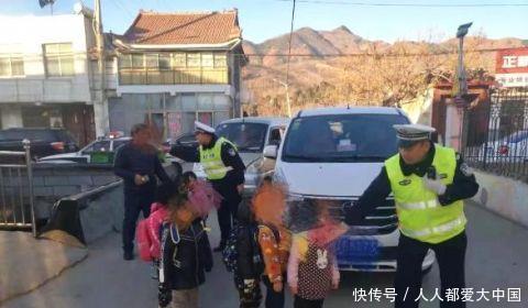 泰安交警發現11個小朋友擠一輛黑校車里