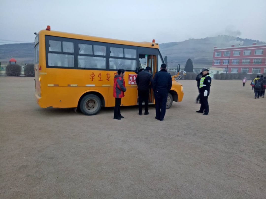 義縣交警大隊 開展全縣校車聯(lián)合排查整治行動