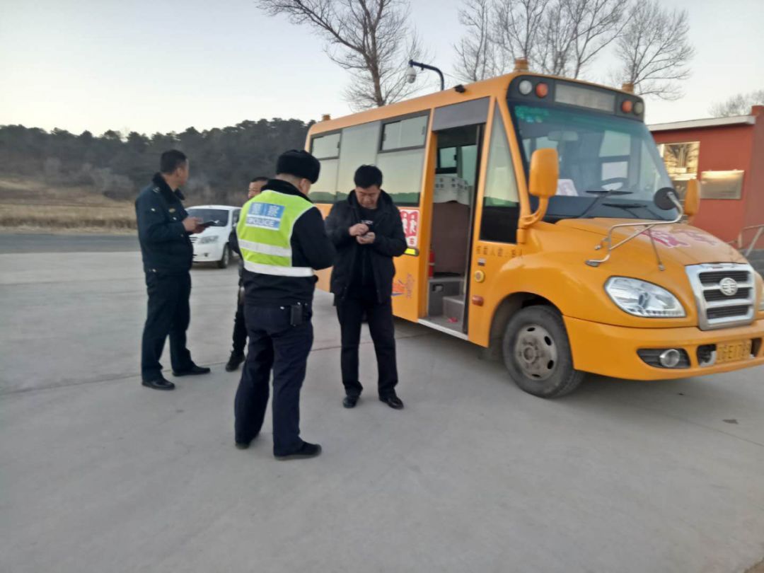 義縣交警大隊 開展全縣校車聯(lián)合排查整治行動