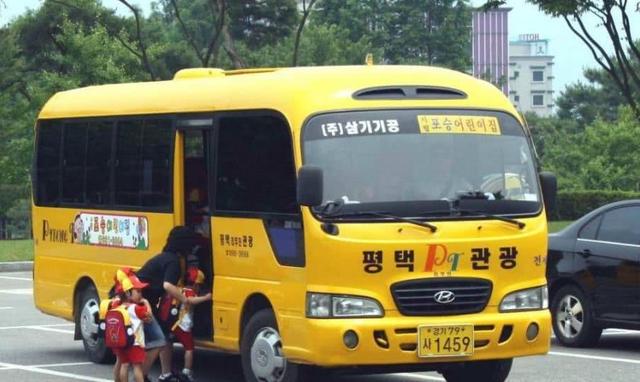 這個(gè)國(guó)家將拖拉機(jī)、牛車、貨車等當(dāng)作校車，外國(guó)人看到稱不可思議